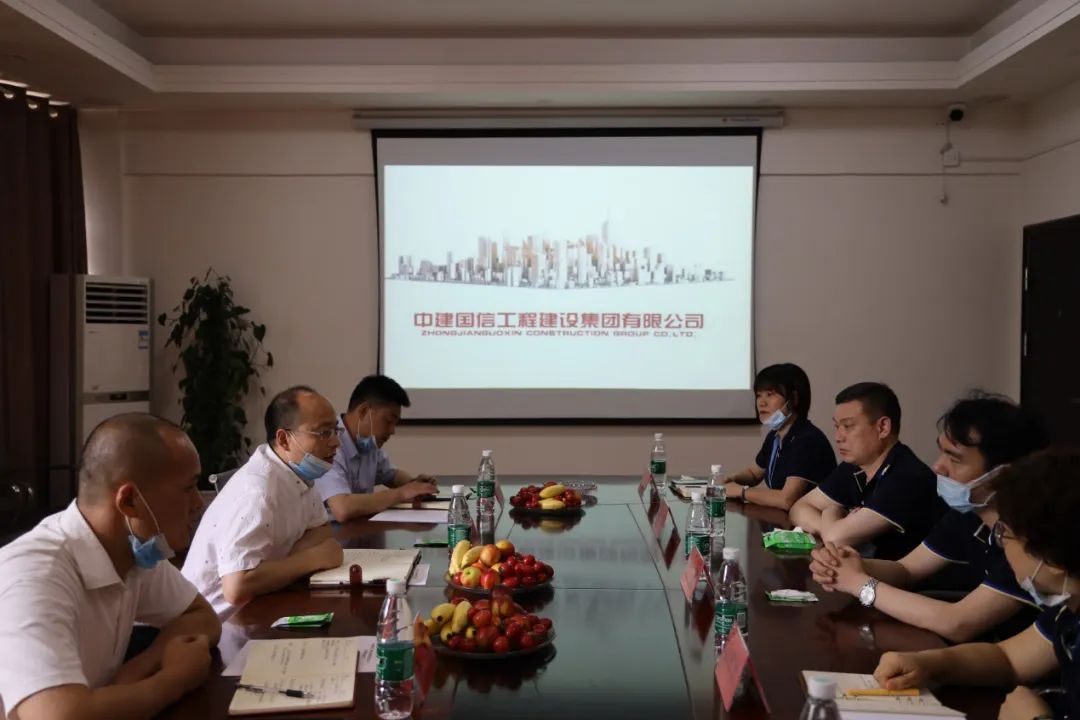老河口市招商服务中心到中建国信集团电气设备生产车间考察调研并召开座谈会(图3)