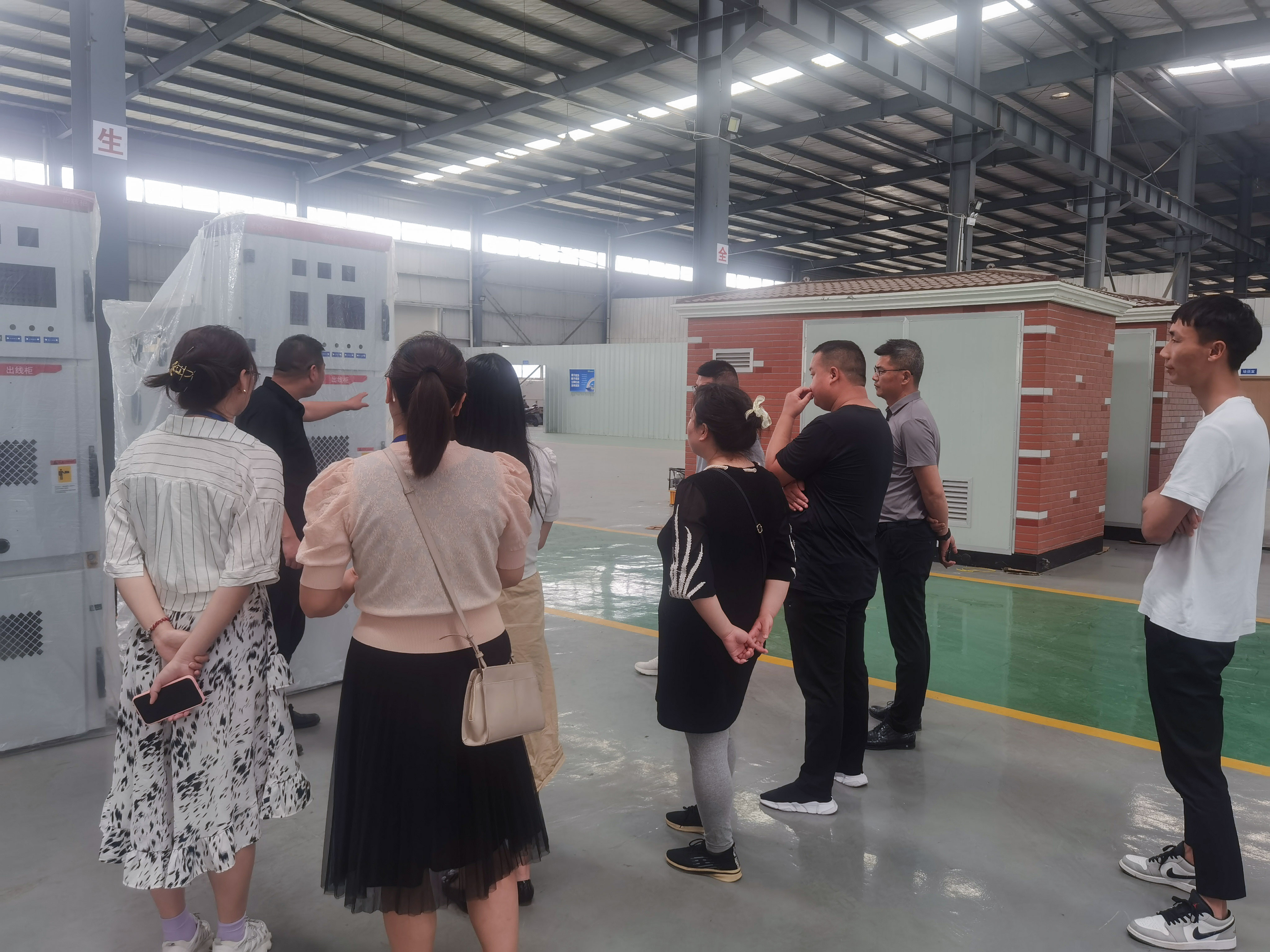 开拓视野·感受多元产业丨中建国信集团组织新员工参观新能源电器厂