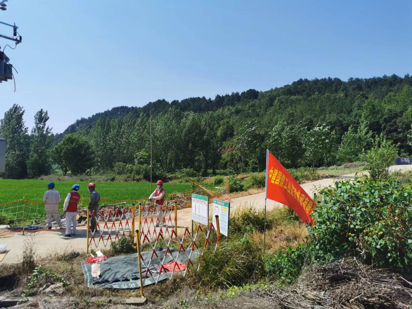 国网安陆市供电公司领导深入中建国信陈河村项目现场检查指导(图1)