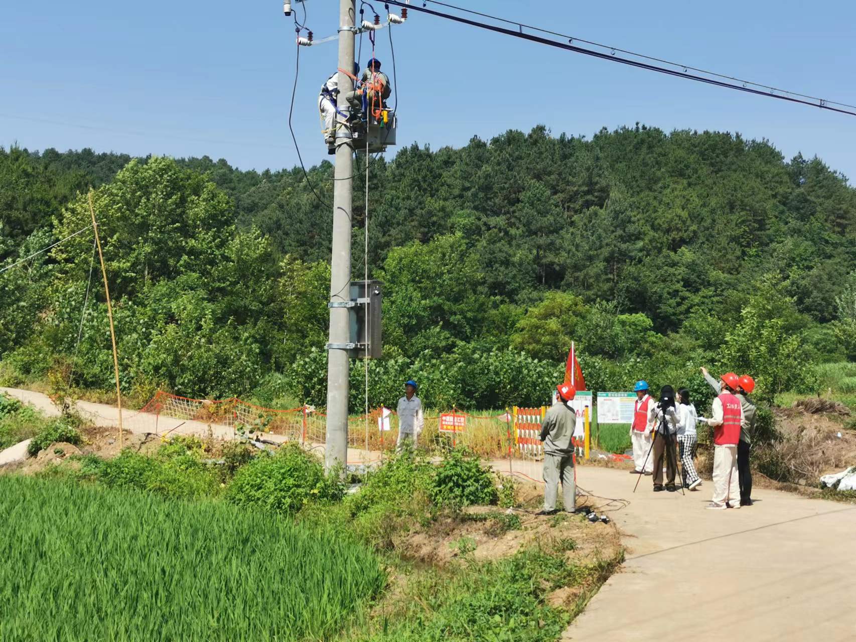 国网安陆市供电公司领导深入中建国信陈河村项目现场检查指导(图4)