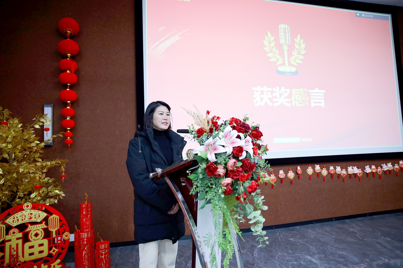 邓丽.jpg