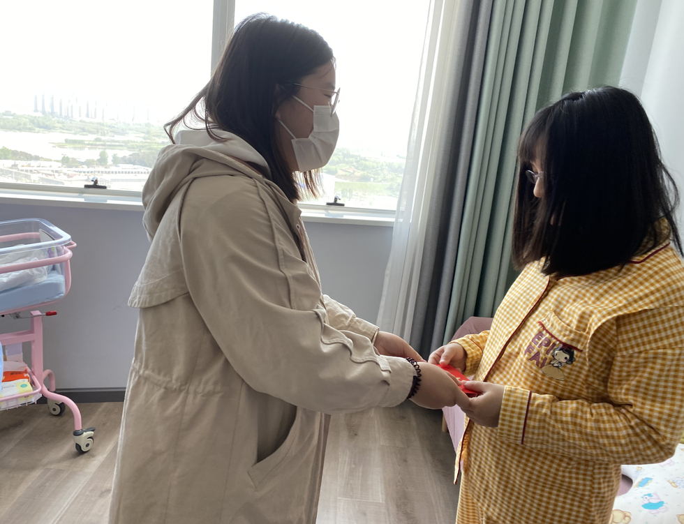 慰问生育员工 传递集团温情