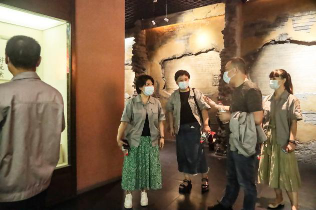 回眸历史，缅怀先烈——中建国信集团参观襄阳烈士纪念馆(图2)