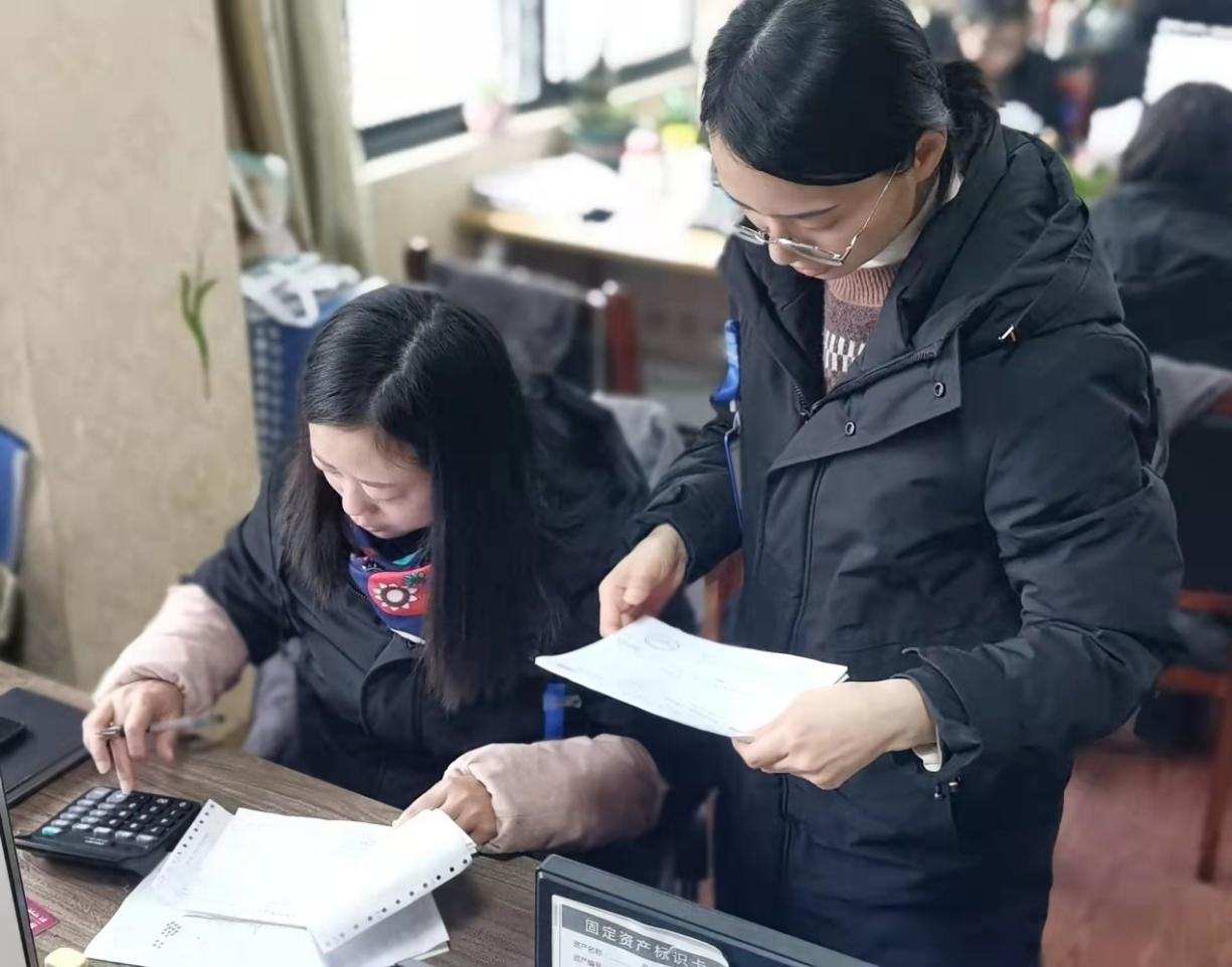 冬日晨起勤工作，致敬细心财务人——记财务部的早晨
